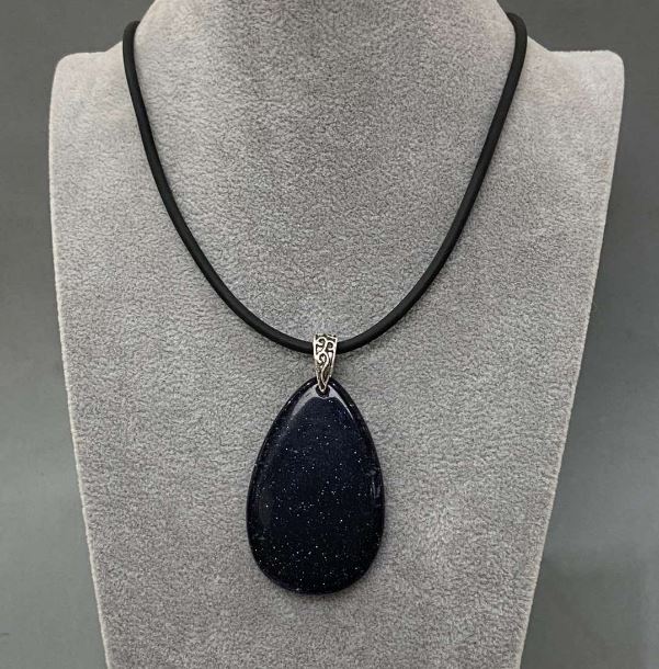 Přívěšek aventurín Noční Kaíra 40×55 mm (±) na gumovém šňůrku, délka 60 cm + prodlužovací řetízek 5 cm