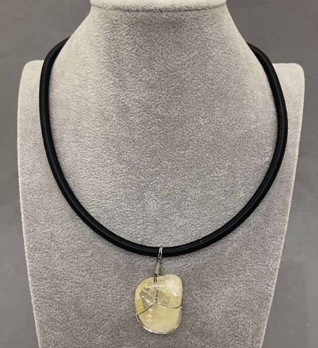 Přívěsek s citrínem v opletení 20×30(±) mm na gumové šňůrce, průměr šňůry cca 5 mm, délka 45 cm + 5 cm řetínek