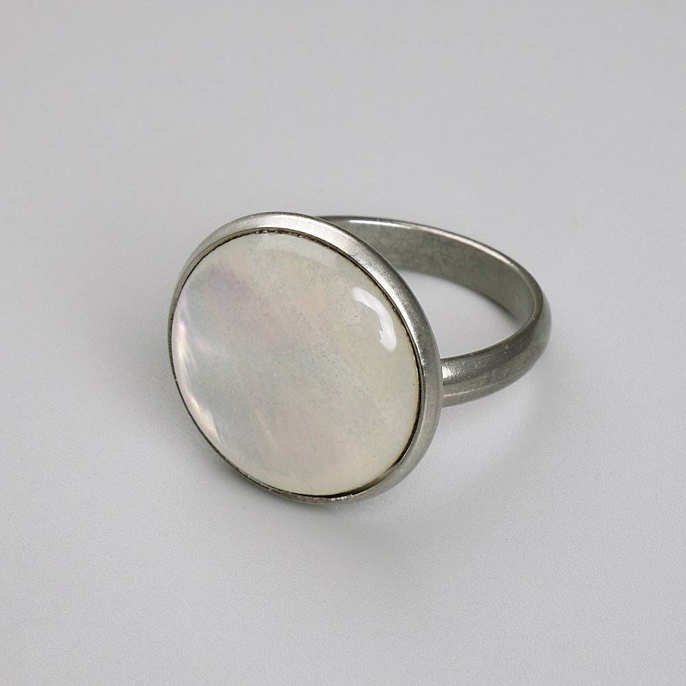 Náušnice s perleťovou vložkou o průměru cca 22 mm, stříbrný kov