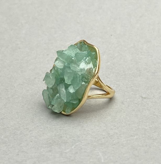 Prsten z drobných nefritových kousků v hladkém provedení 30×26 mm ±, zlatavý kov