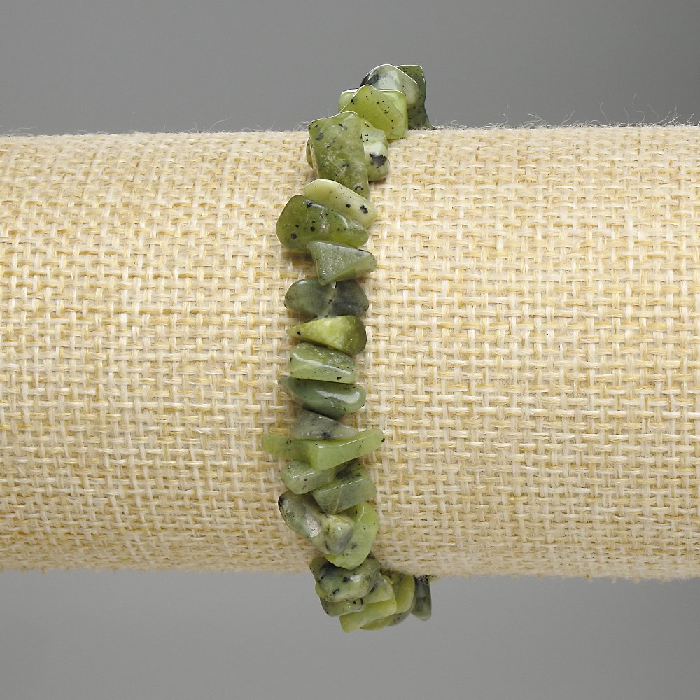 Náramek z jadeitu – drobné úlomky, průměr 5–12×2–5 mm, délka 18 cm, elastický