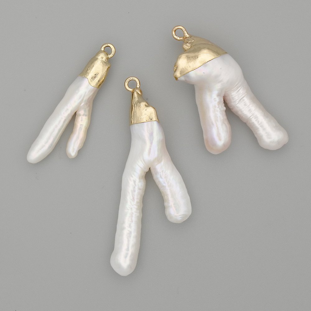 Přívěšek z barokních perel, zlatistý kov, průměr v rozmezí 25–44 × 14–16 mm, rozměry v různých velikostech