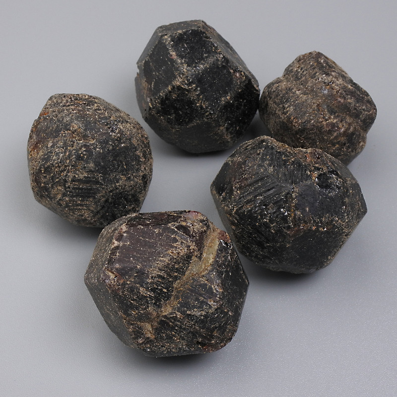 Přírodní granát, facettovaný bez otvoru 20–26×20–24 mm ± (za 100 g ±)