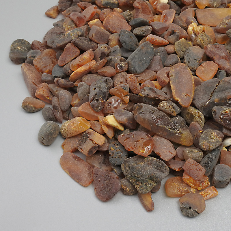 Přírodní jantarová drť bez otvoru 5–20×3–15 mm ± (za 100 g ±)