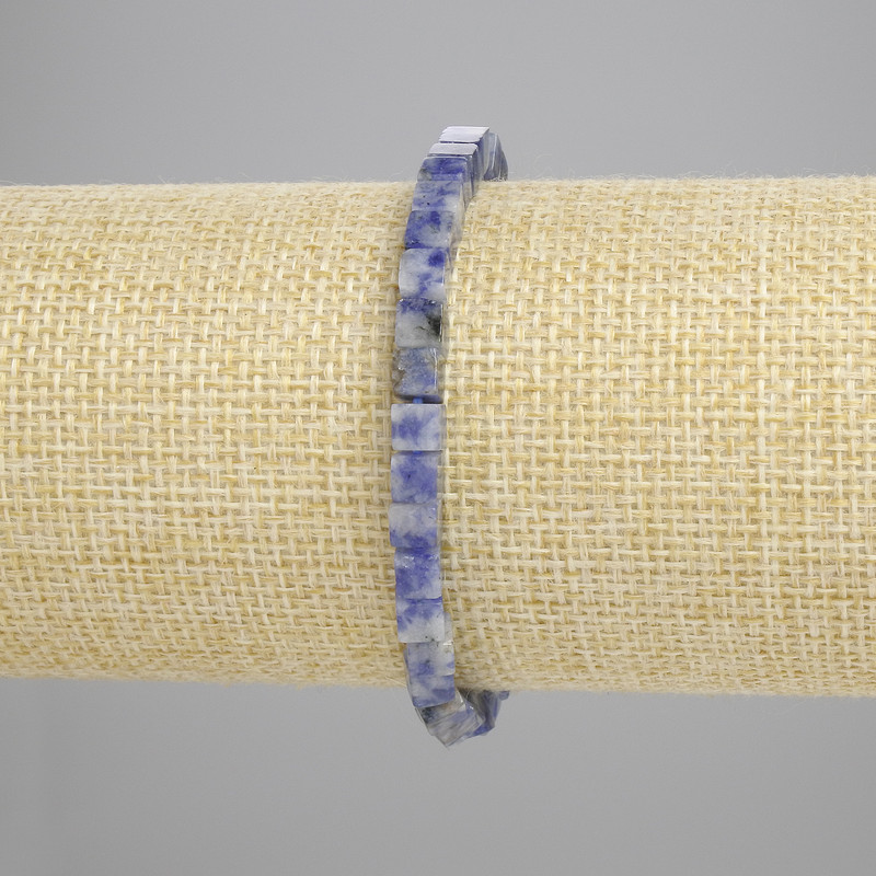 Náramek ze sodalitu ve tvaru kostek, 4,5×4,5 mm, délka 18 cm, elastický