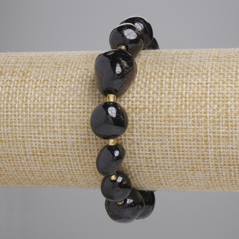 Náramek z granátu fazetovaný, průměr 11–15×11–13 mm, rokajl o průměru 3 mm, délka cca 18 cm, elastický