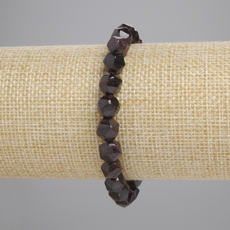 Náramek z granátu s multifacetními korálkami, průměr 7,5×7 mm, délka cca 18 cm, elastický