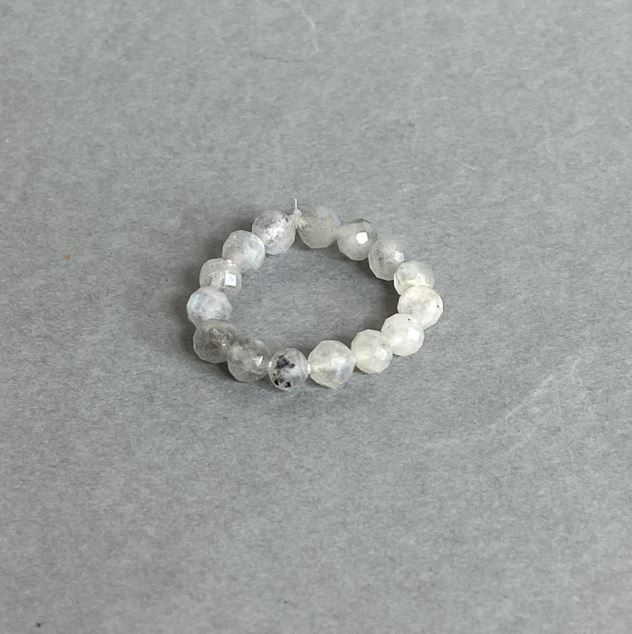 Prstýnek z labradoritu – brusovaná kulička, průměr cca 4 mm, pružná gumička