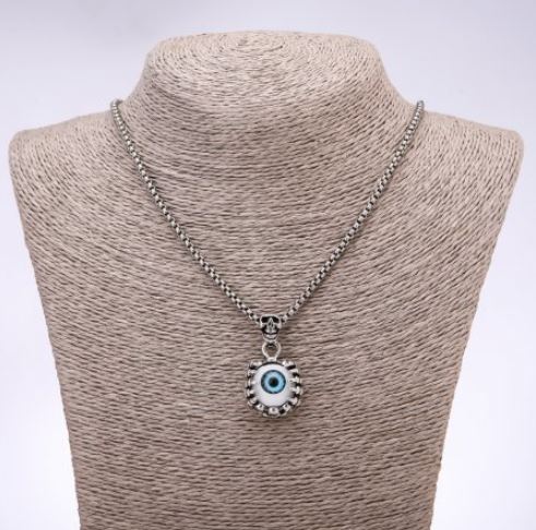 Přívěsek ve stylu „punk goth“ oko 22×25 mm, tmavě stříbrná barva kovu na řetízku, délka 65 cm