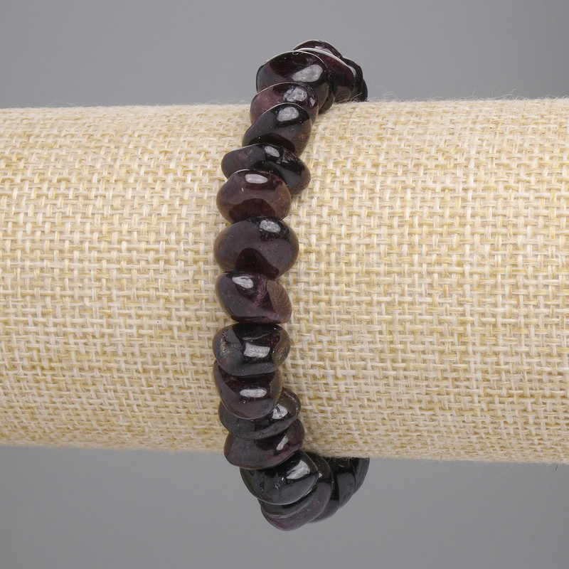 Náramek z granátu facetovaný 10–13×4–6 mm, délka 18 cm ±, na elastické šňůře