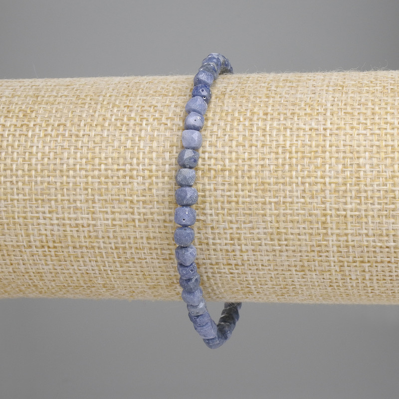 Náramek z houbového korálu, brusované kubíky 4×4 mm, délka 18 cm, elastický