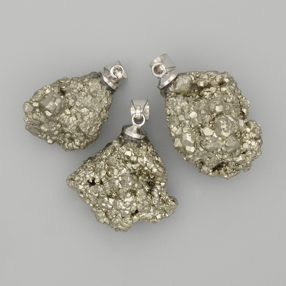 Přívěšek z pyritu, nerafinovaný kámen, průměr ~25×18 mm, délka 40 mm