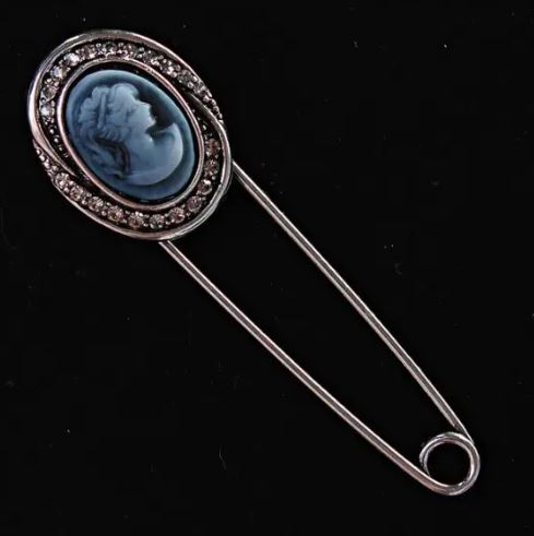 Brožka-špendlík Kamee se šedými štrasovými kamínky, stříbřitý kov 20×72 mm