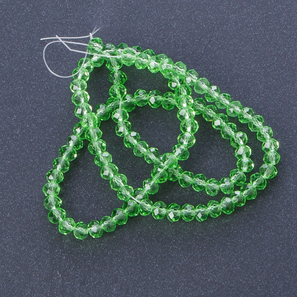 Korálky z českého křišťálu, světle zelené, průhledné, délka 40 cm, průměr 6 mm