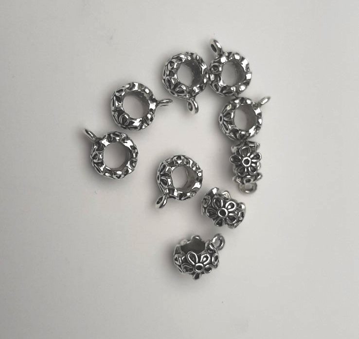 Závěs ve tvaru květiny – barva kovu: stříbro, vnitřní průměr 6 mm, balení 8 ks