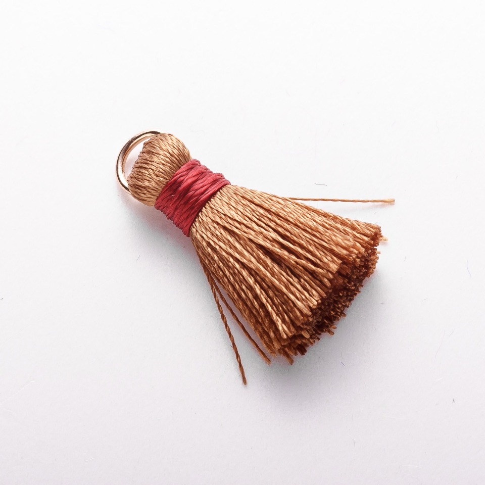 Přípravek pro ruční tvorbu – Miniaturní hedvábná třásnička s kroužkem „hedvábí“ L cm, průměr 5 mm, cena za 1 ks