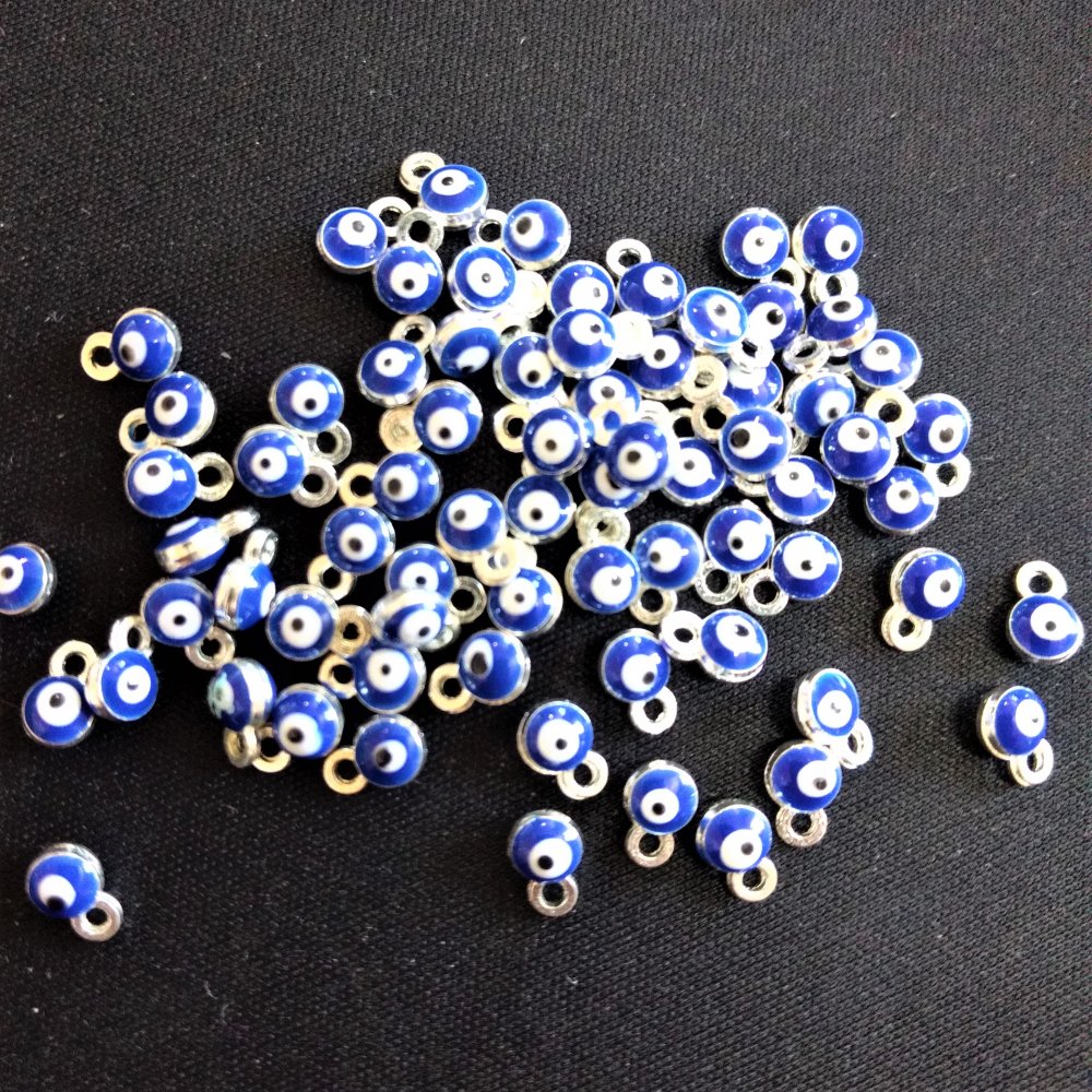 Přívěsek „oči“, průměr 4 mm, délka 6 mm, emaliovaný kov šedý povrch, 14 ks