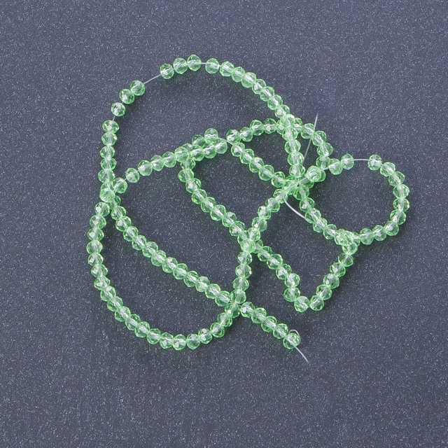 Korálky český křišťál – světle zelené, průhledné, délka 37 cm, průměr 3–4 mm