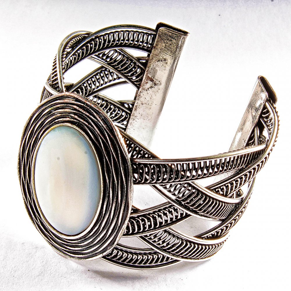 Náramek z perleti, široký, kovová obruba, oválné lůžko