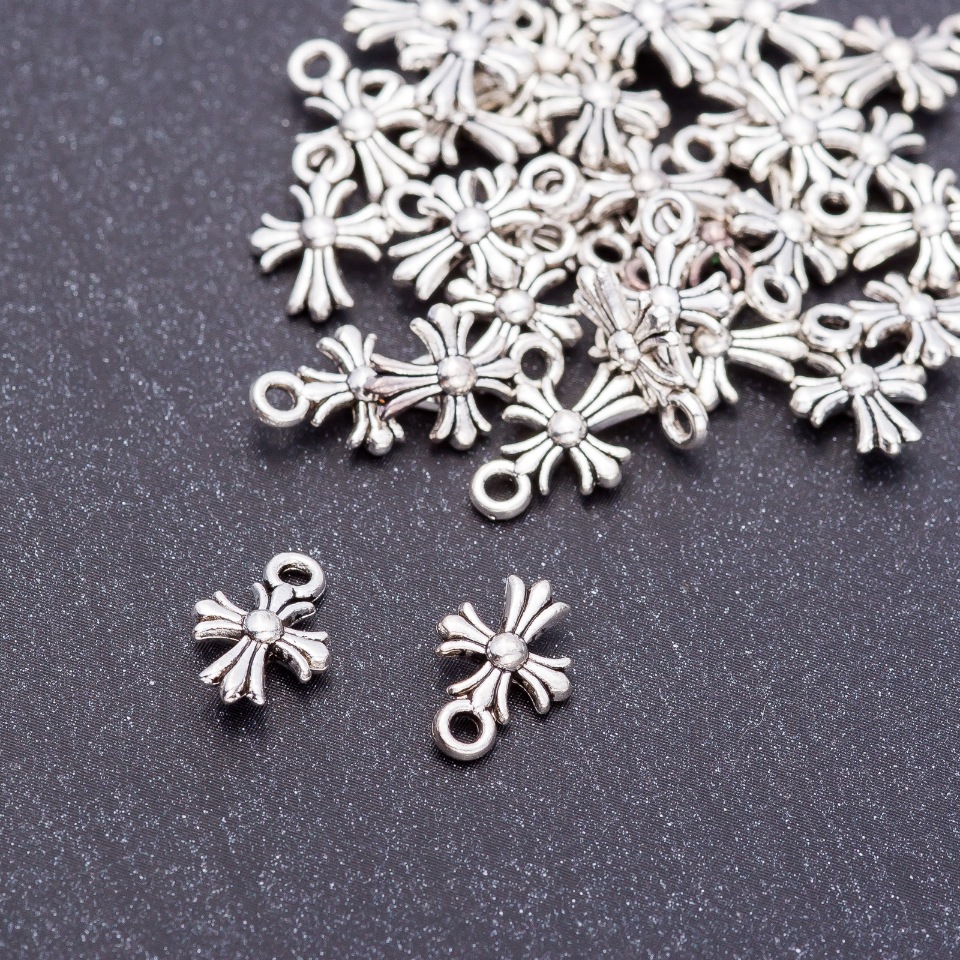 Přívěsek – kříž, rozměry 8×12 mm, otvor 8 mm, balení 20 g ± 58 ks