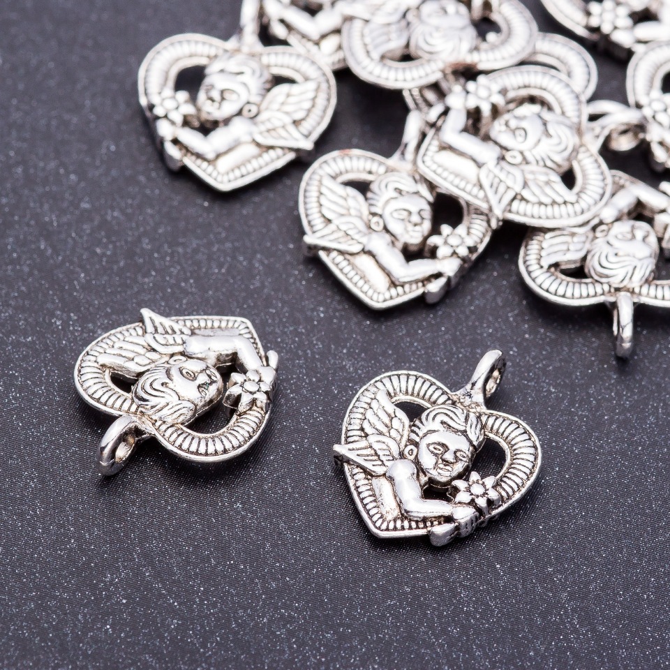 Přívěsek Kupid v srdci, průměr 15 mm, délka 19 mm, otvor 3 mm, balení 20 g ± 11 ks