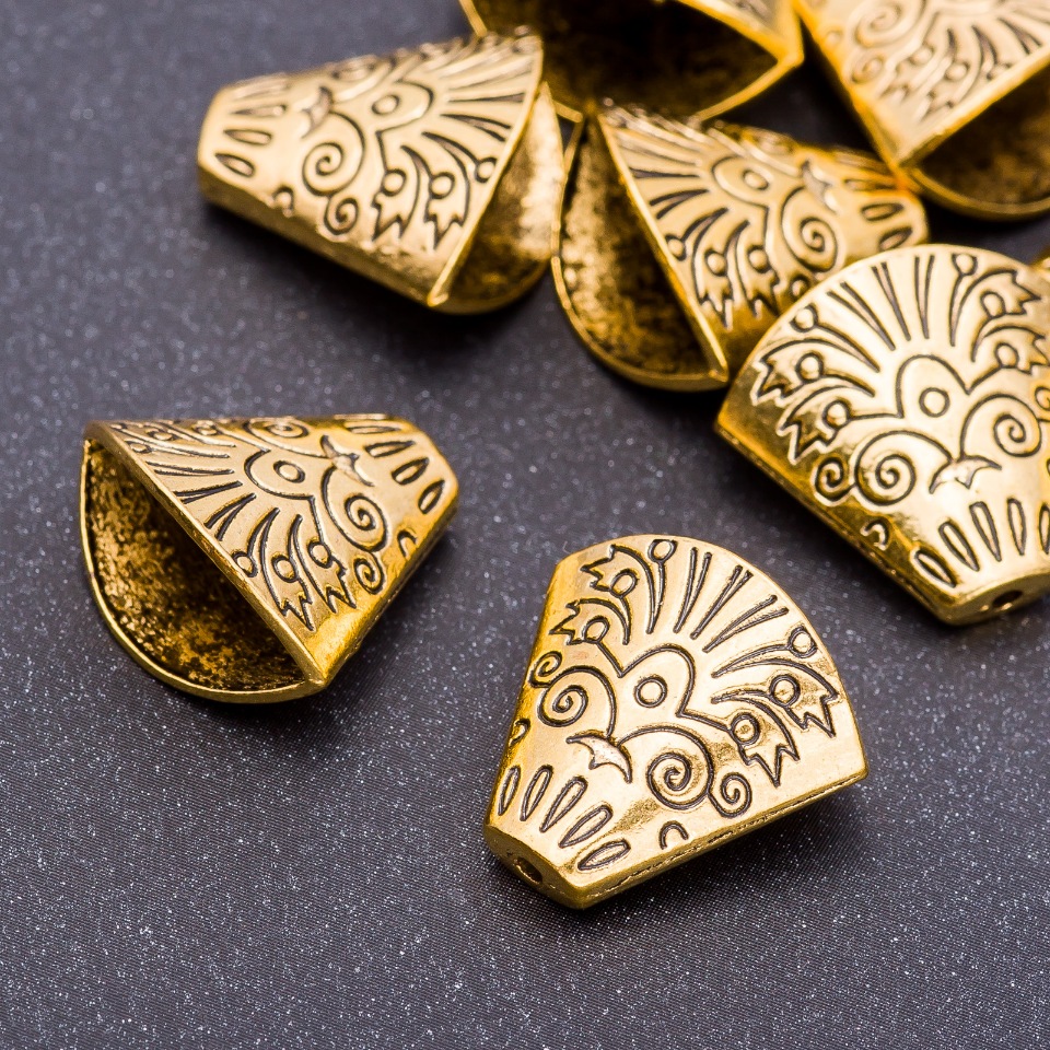 Koncovka na korálky ve odstínu staré zlato, rozměry 18×19×7 mm, otvor 5 mm, balení 20 g, +/- 6 ks