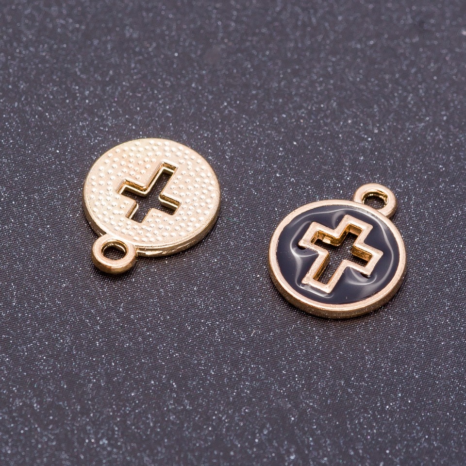 Přívěšek 'Kříž' černý smalt se zlatými akcenty, průměr 12 mm, délka 15 mm, otvor 5 mm, 10 ks