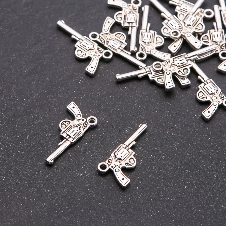 Přívěsek Nagan, průměr 1,8 mm, délka 24×12 mm, balení 20 g ± 16 ks