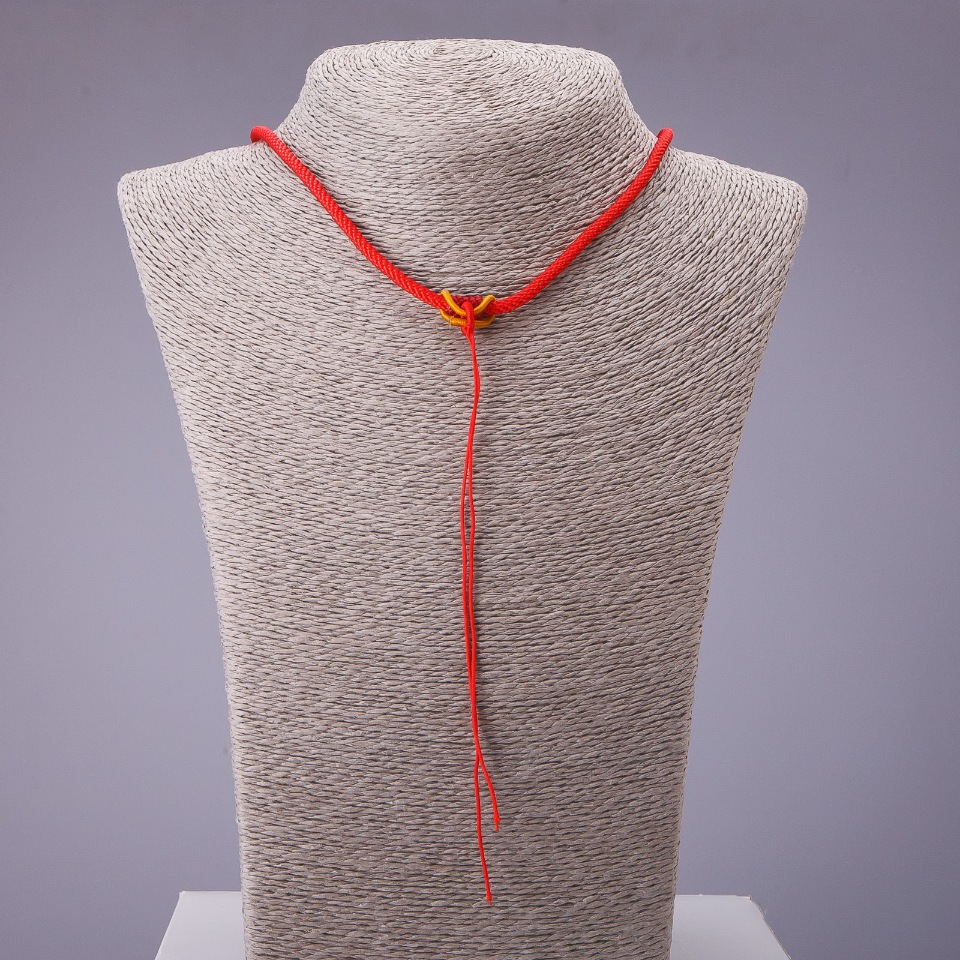 Červená šňůra na krk se žlutým uzávěrem, 60 cm