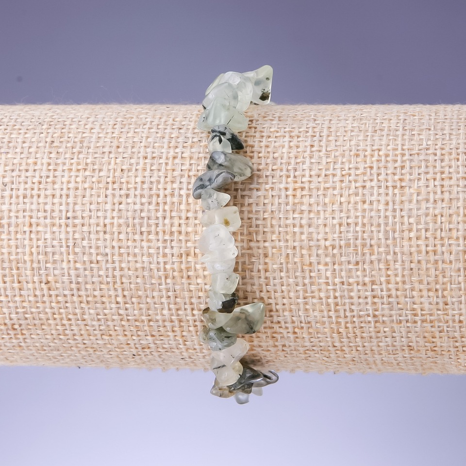 Náramek z prenitu – drobné úlomky 8×5 mm, délka 18 cm, elastický