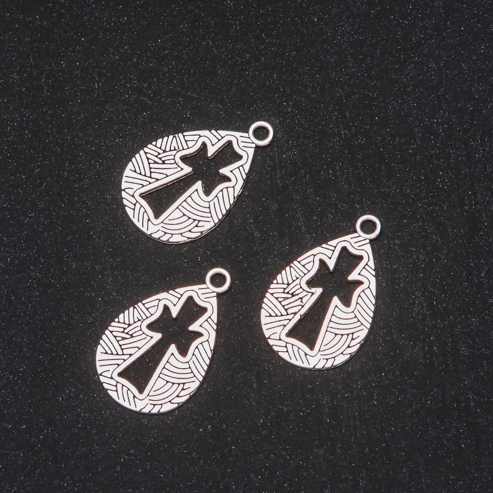 Přívěšek – kříž 30×20 mm, balení 20 g ± 10 ks