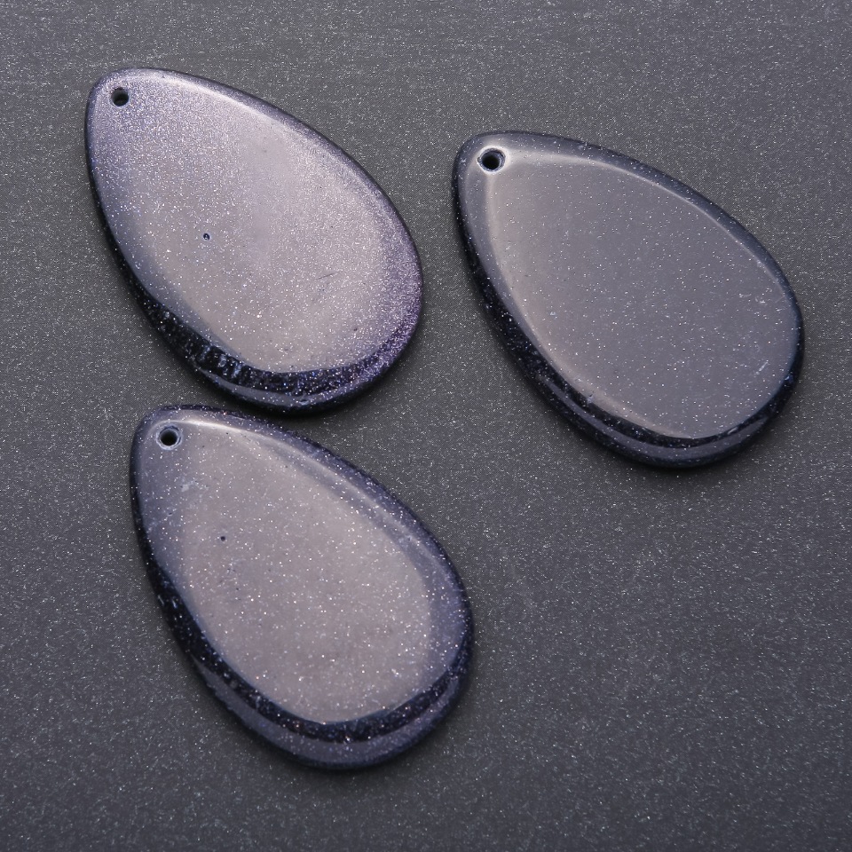 Přívěšek z přírodního kamene aventurín Modrý písek «Noc Káhiry» kapka 55 × 35 mm