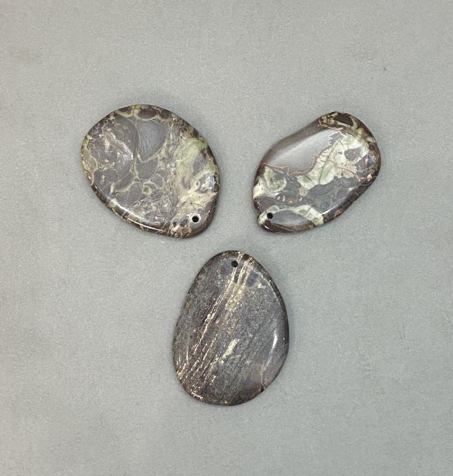 Přívěšek z přírodního kamene jaspis 40×55 mm (±)