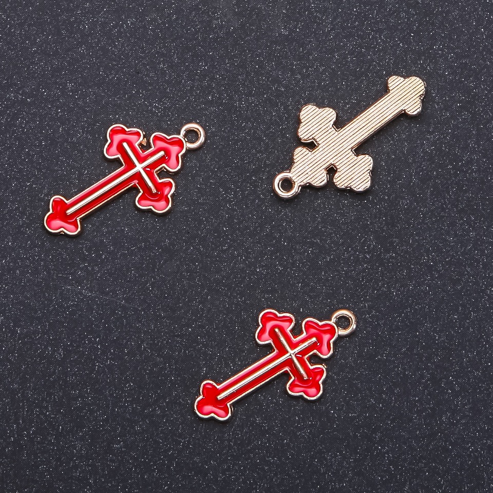 Závěsná součástka – kříž s červeným smaltem, zlatý odstín, průměr 14 mm, délka 26 mm, průměr 1,7 mm, balení 10 ks (+ -)