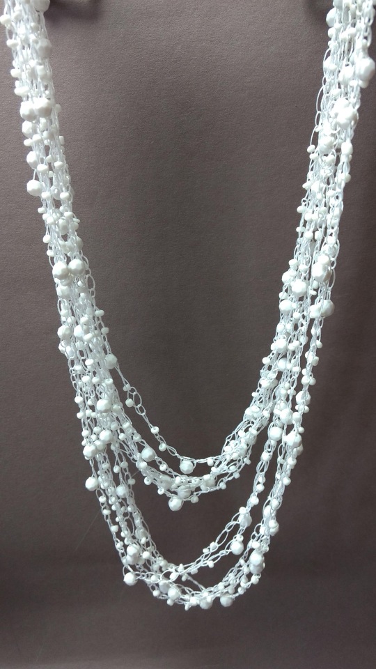 ( 140 cm ) Pavoučinový náhrdelník s kulatými přívěsky, bílý