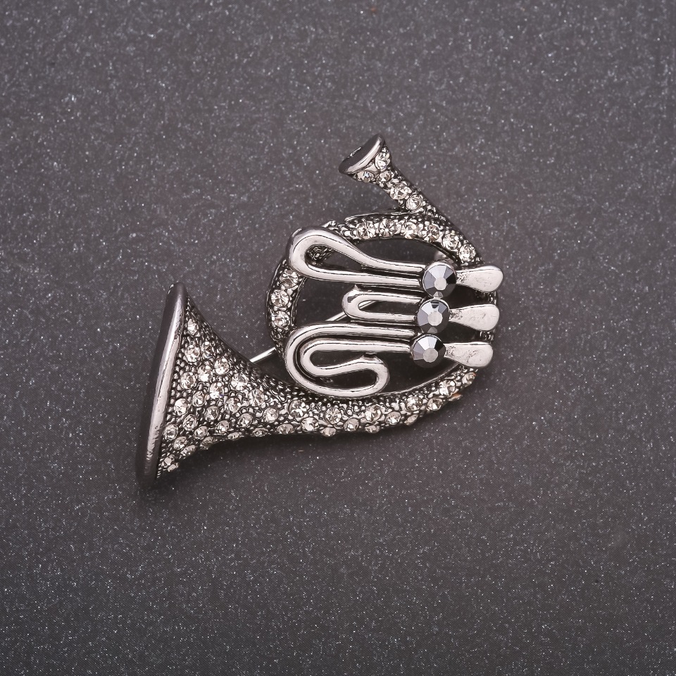 Brož Trubka se štrasovými kamínky, šedý kov, 42×45 mm