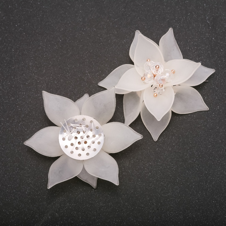 Nášivka Květ lilie z béžového akrylu, průměr cca 50 mm