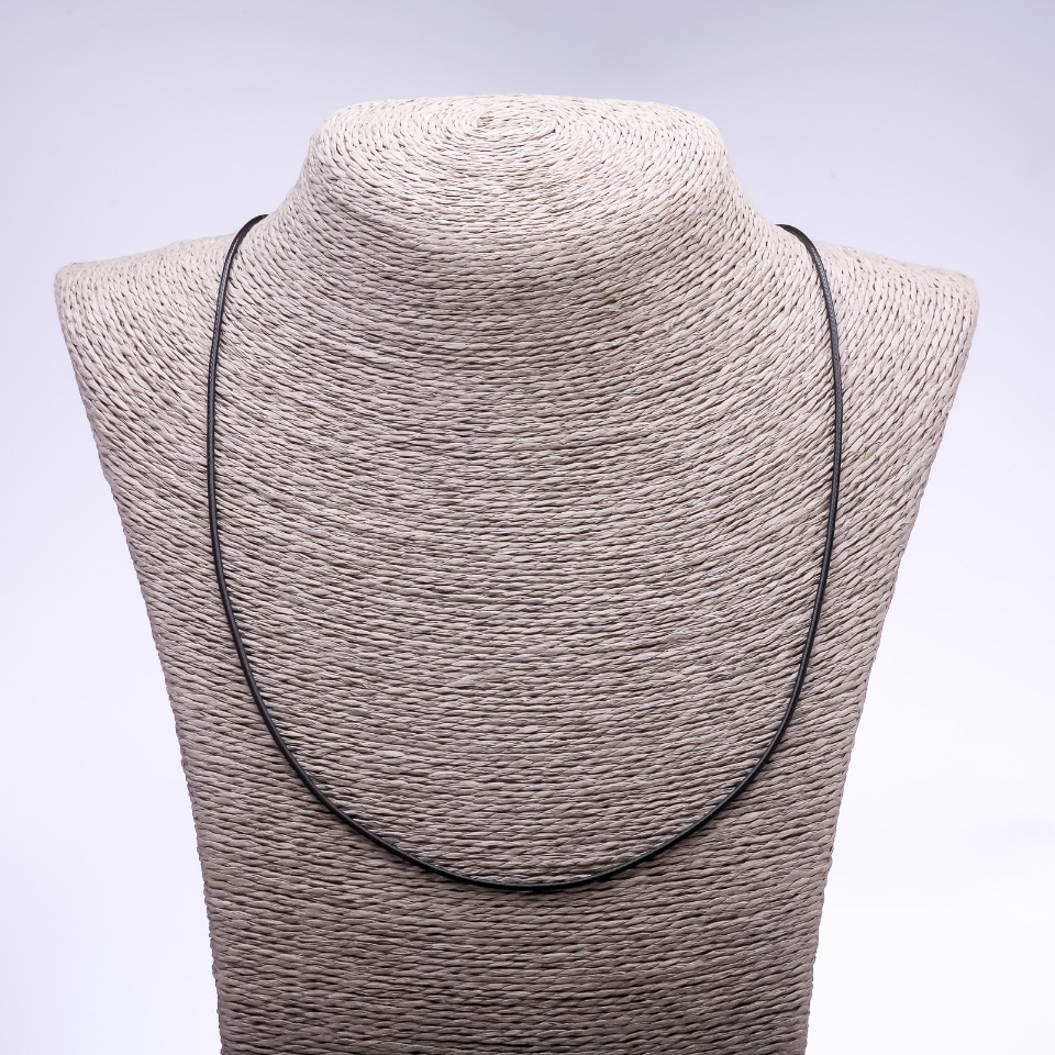 Cena za balení /10 ks. Voskovaná šňůrka (kusová), délka 60–65 cm, průměr 1,5 mm