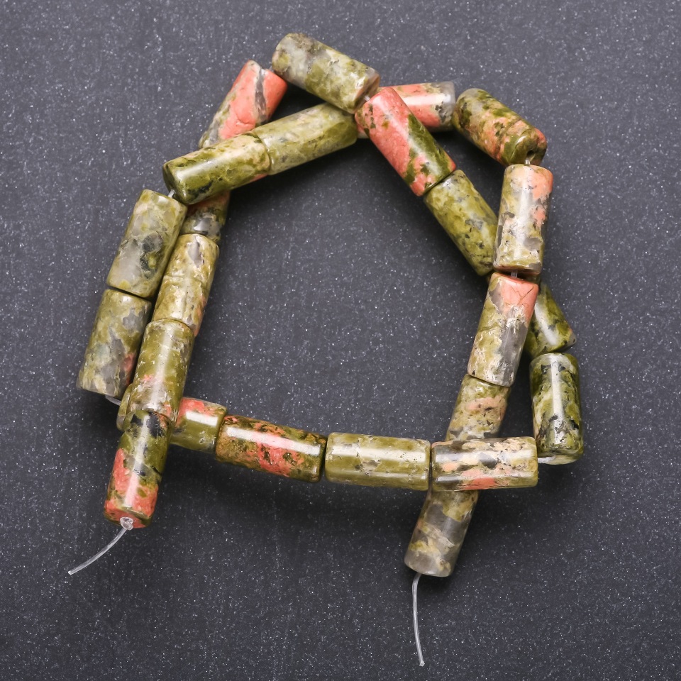 Náhrdelní korálky z unakitu (heliotrop) na niti, cylindrové, průměr 8×17 mm, délka 40 cm