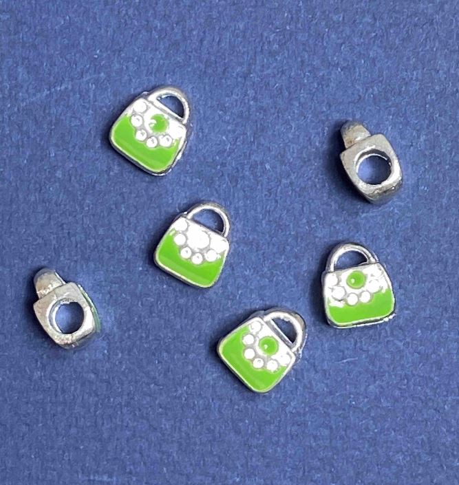 Korálek šarm Pandora – kabelka zelená – světle šedý kov, 10 mm, balení 6 ks