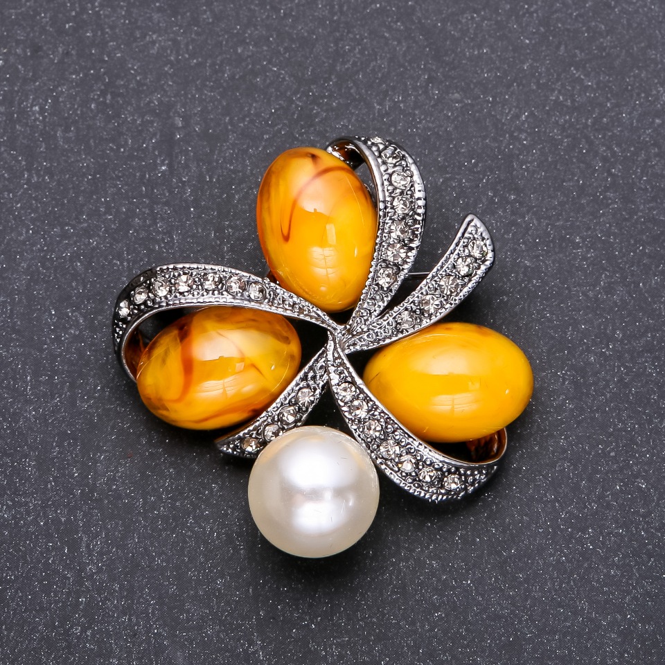 Brožka „Jantarová“ 45×45 mm šedý kov