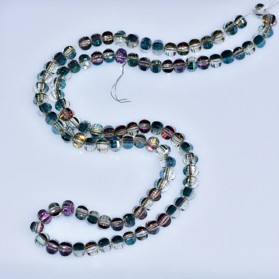 Намистини кришталеві в стилі Сваровські світло-коричневий гранована кулька з напиленням зелений бензин, діаметр 5х4мм нитка, довжина 4