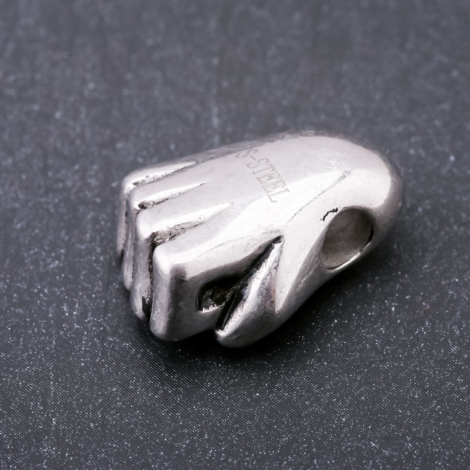 Pandora korálek Pěst v punk stylu, nerezová ocel, 25×18 mm