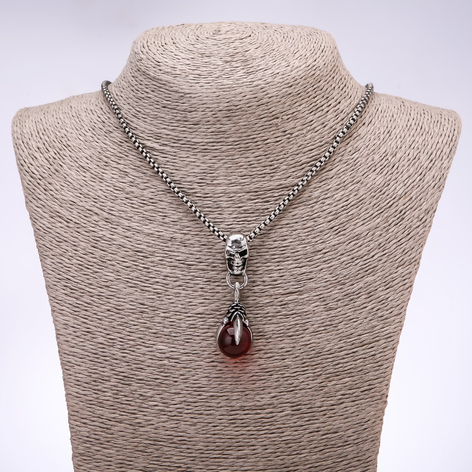 Přívěsek ve stylu „punk goth“ Koule v drápech 15×32 mm na řetízku, délka 65 cm