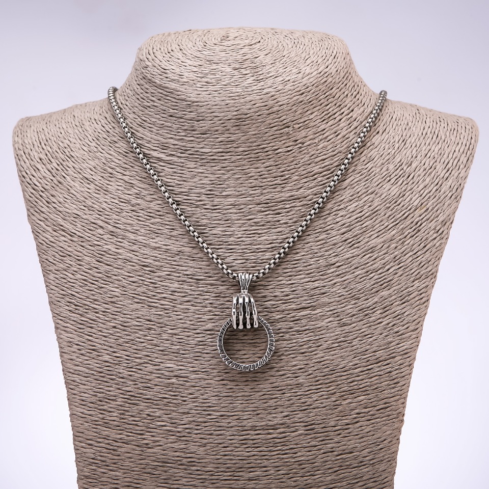 Přívěšek ve stylu „punk goth“ tlapa s prstýnkem 24 × 6 mm na řetízku, délka 65 cm