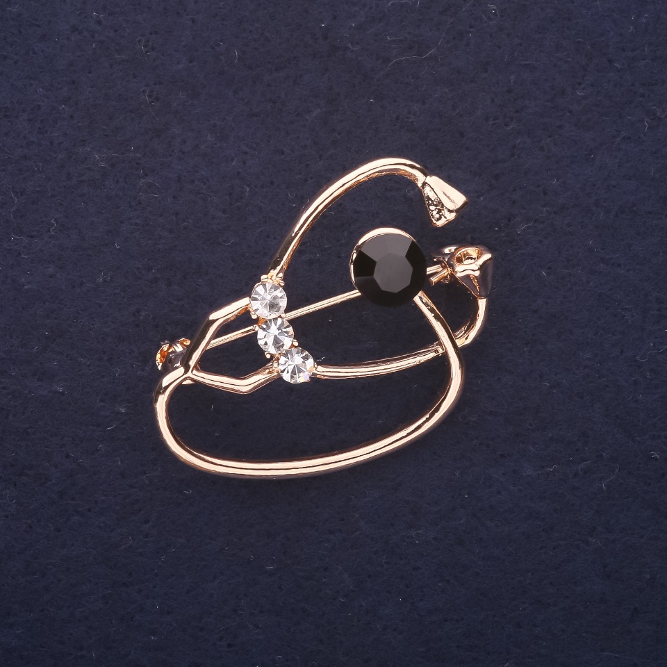 Brožka se stetoskopem, černá a bílá s štrasovými kamínky, 37×26 mm, zlatistý kov