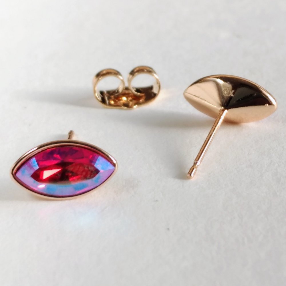 Náušnice Xuping peckové s křišťály Swarovski – ve tvaru zrna, červená, modrá a kameleon, průměr 6×11 mm, pozlacené