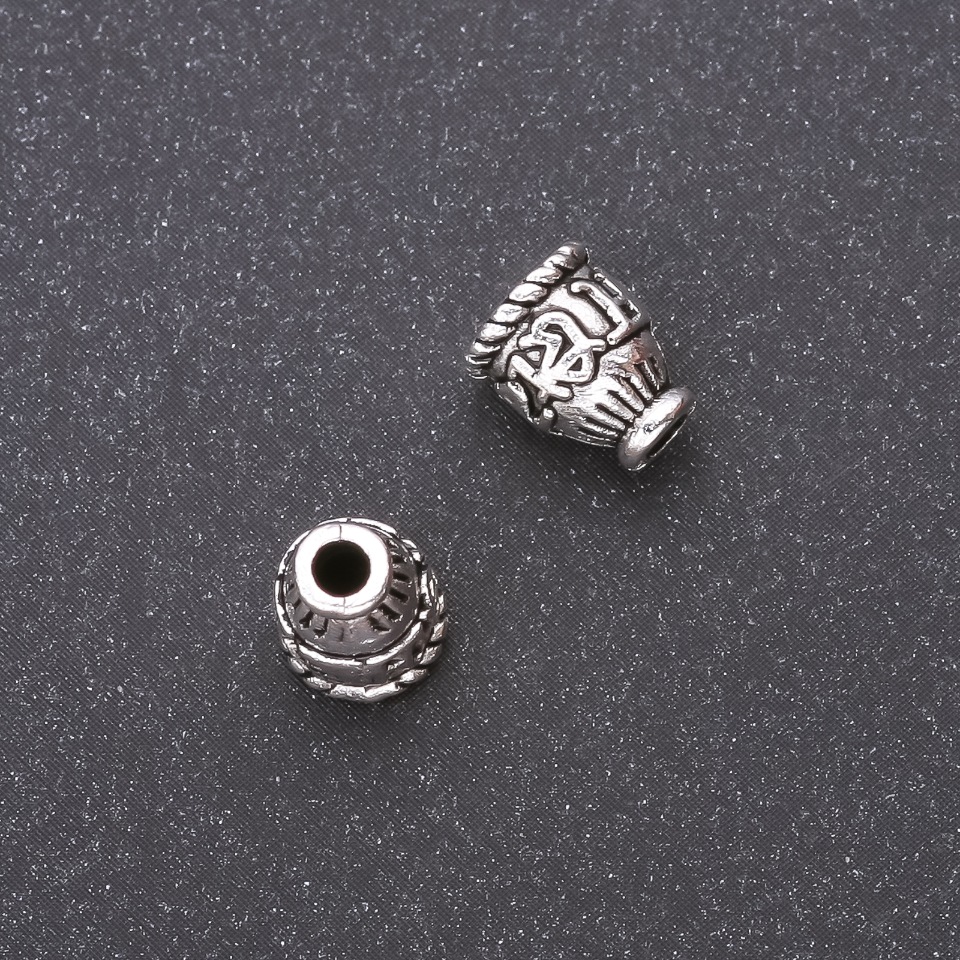 Koncovka - klobouček na korálky 9×7×4 mm, vnitřní průměr 2,5–4 mm, balení 20 g (24+ kusů). Barva: stříbrný kov