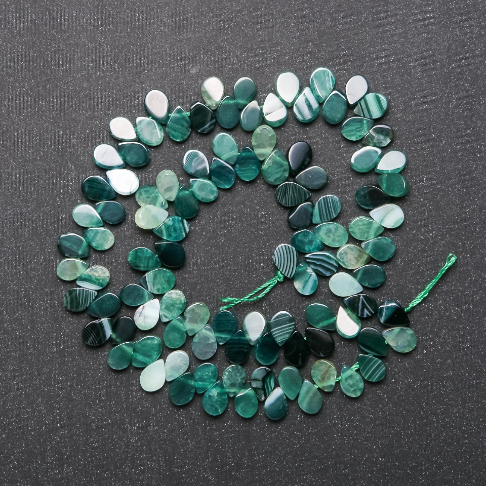 Achát zelený motýl na niti, průměr 8×6 mm, délka 38 cm