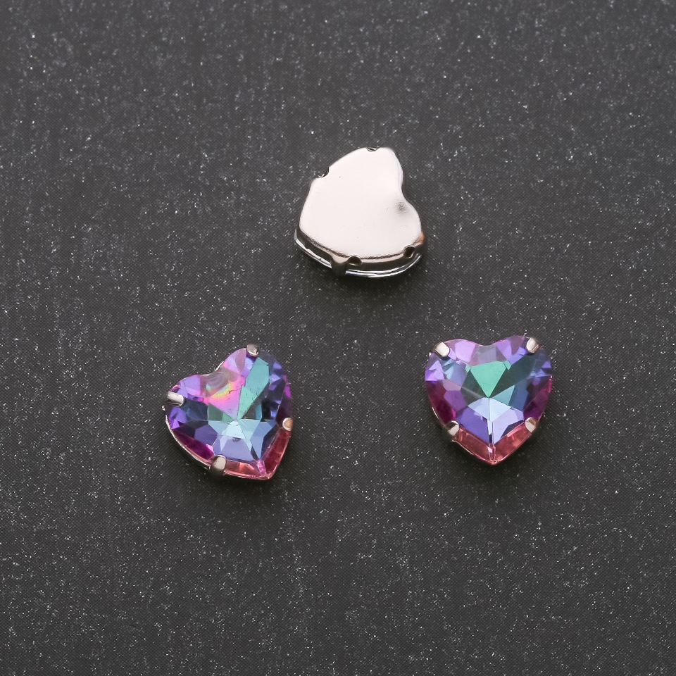 Cena za balení / 10 ks. Šitý krystal ve tvaru srdce 12 mm zeleno-malinový